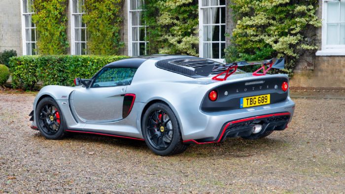 Το βάρος της Lotus Exige Sport 380 είναι μόλις 1.066 κιλά, 25 κιλά λιγότερα από την Exige Sport 350. Η μείωση αυτή επετεύχθη μέσω της εκτεταμένης χρήσης ανθρακονημάτινων μερών. Το βάρος της Lotus Exige Sport 380 είναι μόλις 1.066 κιλά, 25 κιλά λιγότερα από την Exige Sport 350. Η μείωση αυτή επετεύχθη μέσω της εκτεταμένης χρήσης ανθρακονημάτινων μερών.